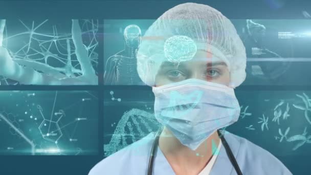 女医生戴着防护面罩 对着装有医疗数据屏幕显示的摄像机的动画 科维德19型病毒在传播 — 图库视频影像