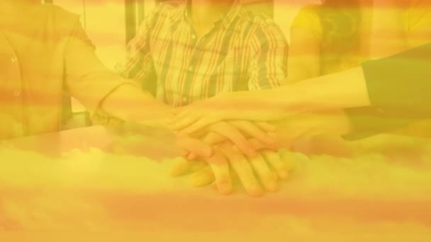 Animáció Baráti Töltenek Időt Együtt Kéz Egymásra Mosolygó Ünneplő Narancssárga — Stock videók