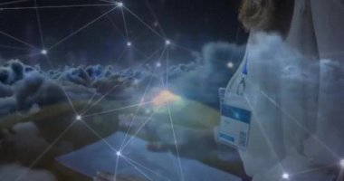 Telefon kulaklığı takan bir kadın doktorun, Coronavirus Covid 19 'un yayıldığı bir video görüşmesi sırasında sunum yaptığı animasyonu.. 