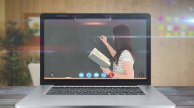Bilgisayarlı dizüstü bilgisayarın animasyonu, beyaz bir kadın öğretmenin tahtaya tebeşirle yazı yazdığını ve video çevrimiçi okul dersi sırasında konuştuğunu gösteriyor. Coronavirus Covid 19 yayılıyor.. 