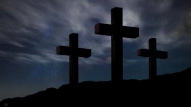 Üç Hıristiyan haçının ay ve güneş üzerindeki siluetinin animasyonu, gece ve gündüz, arkadaki mavi gökyüzünde hızlı hareket eden bulutlar. Paskalya dini kavramı dijital olarak oluşturulmuş görüntü.