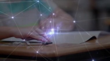 Arka planda birbirine bağlı noktalardan oluşan bir ağ üzerine kitap yazan üzgün bir çocuğun animasyonu. Karantina karantinasında sosyal uzaklık ve kişisel izolasyon dijital kompozit.