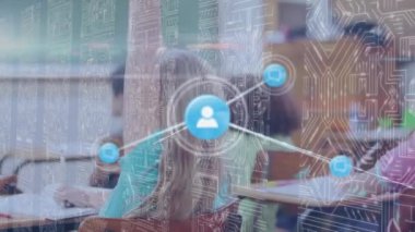 Sınıftaki masaların başında oturan çocukların animasyonu sosyal medya tabelalarıyla bağlantılı noktalardan oluşan bir ağ üzerinde. Eğitim ve öğretim kavramı dijital animasyon.