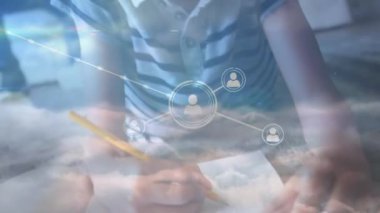 Yerde yatan bir çocuğun animasyonu, arka planda sosyal medya tabelaları ile bağlantılı bulutların üzerinde yüzdüğü bir defter. Karantina karantinasında sosyal uzaklık ve kişisel izolasyon dijital kompozit.