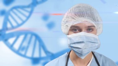 Koruyucu bir yüz maskesi takan kadın doktorun animasyonu mavi bir DNA ipliğinin üzerinden kameraya bakıyor, Coronavirus Covid-19 yayılıyor..