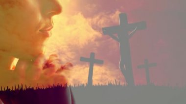 Arka planda, elleri bağlı, bulutları ve güneşi parlayan, dua eden üç Hıristiyan haçı canlandırması. Paskalya dini kavramı dijital olarak oluşturulmuş görüntü.