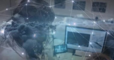 Kadın doktor bilim adamlarının birlikte çalıştığı animasyon. Çevirici ve bulut hareketli bağlantıları olan bir bilgisayar kullanıyor. Küresel tıp bilimi ağı konsepti dijital bileşik