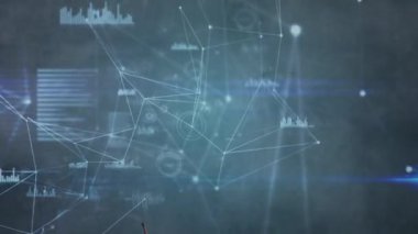 Üzerinde elma olan kitap yığınlarının animasyonu ve veri işleme ile bağlantılı bir ağ üzerindeki boya kalemleri, istatistikler arka planda dönüyor. Eğitim ve öğretim kavramı dijital olarak animasyonlu.