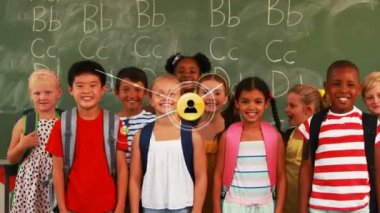 Arkaplanda bağlı sosyal medya tabelalarından oluşan bir ağ üzerinden kameraya bakan çocukların canlandırması. Eğitim ve öğretim kavramı dijital animasyon.