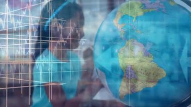 Veri işleme sisteminde bir kızla oynayan bir kızın animasyonu, arka planda istatistikler gösteriyor. Karantina karantinasında sosyal uzaklık ve kişisel izolasyon dijital kompozit.