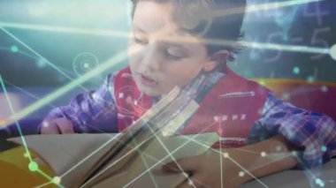 Arka planda bağlantılar ağı üzerinden kitap okuyan bir çocuğun animasyonu. Karantina karantinasında sosyal uzaklık ve kişisel izolasyon dijital kompozit.