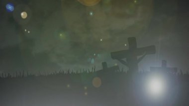 Arka planda parlayan yıldızlar, bulutlar ve güneş üzerine parlayan üç Hıristiyan haçı animasyonu. Paskalya dini kavramı dijital olarak oluşturulmuş görüntü.