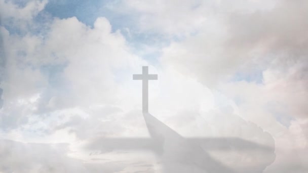 Hristiyan haç siluetinin animasyonu bulutların üzerine gölge düşürüyor hızlı hareket ediyor ve arka planda güneş mavi gökyüzünde parlıyor. Paskalya dini kavramı dijital olarak oluşturulmuş görüntü.