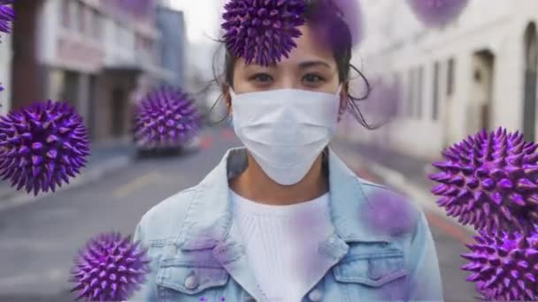 매크로 코로나 바이러스 Macro Coronavirus Covid 마스크를 착용하고 거리에서 카메라를 — 비디오