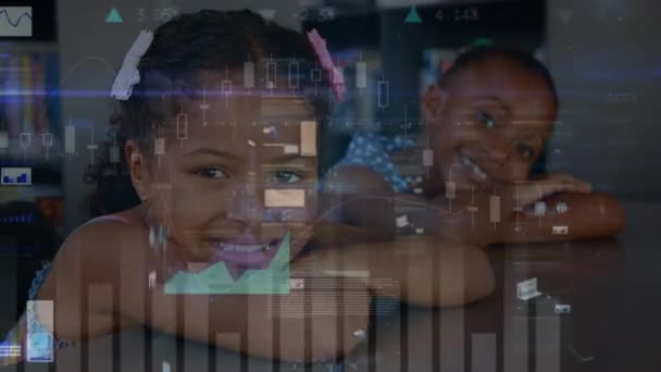 动画中两个女孩坐在桌旁 看着摄像机上的数据处理 背景中的统计数字显示 教育和学校教育概念数字动画 — 图库视频影像