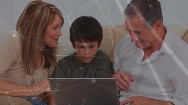 用笔记本电脑在家里一起玩耍的白人男女和他们的儿子的动画 背景上有一个移动通信连接网络 — 图库视频影像
