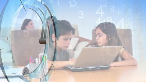 부모와 노트북 컴퓨터를 사용하여 집에서 배우는 소녀의 애니메이션 시계가 빠르게 — 비디오
