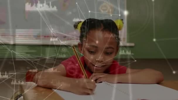 机の上に座っている少女のアニメーション 背景に示す統計と接続されたドットのウェブ上の本に書き込みます 隔離ロックダウンデジタル複合体における社会的距離と自己分離 — ストック動画