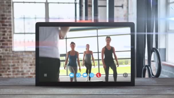 平板电脑数字显示屏动画 显示一组运动妇女的生活流 步法有氧与大肠病毒19号传播 — 图库视频影像