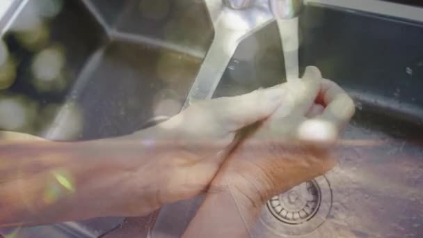 コロナウイルスの間にシンクで彼の手を洗う人間のアニメーションは 背景にボケの太陽の光で集束自然と 19流行をCovid — ストック動画