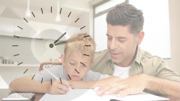 一个白人男子和他的儿子坐在一起学习的动漫在家里一起工作 前面是一个快速移动的钟 — 图库视频影像