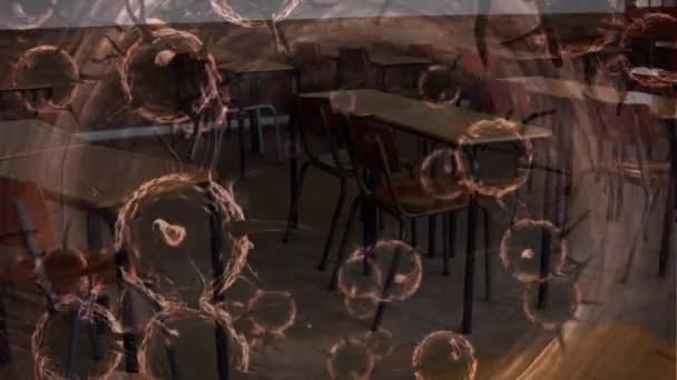 在一个空荡荡的教室里 在桌子和椅子上散布着巨大的Coronavirus Covid 19细胞 教育医学公共卫生大流行病Coronavirus Covid 19疫情爆发隔离概念数字组合 — 图库视频影像