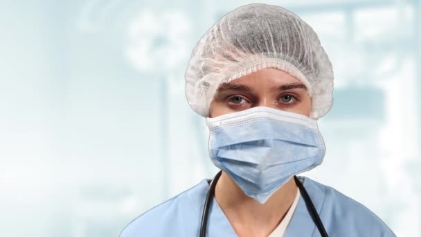 Korumacı Yüz Maskesi Takan Kadın Doktor Kamera Koronavirüsüne Bakıyor — Stok video