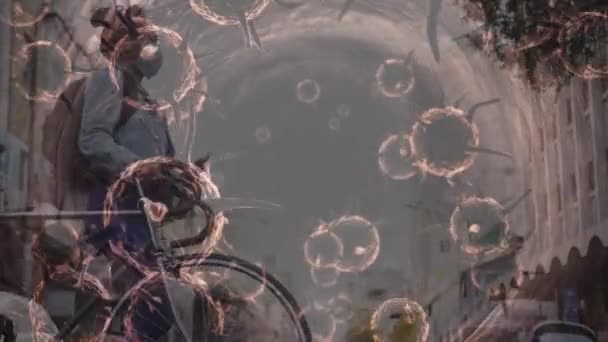 Animacja Makrokoronawirusa Komórki Covid Rozłożone Kobiecie Masce Jeżdżącej Rowerze Ulicą — Wideo stockowe