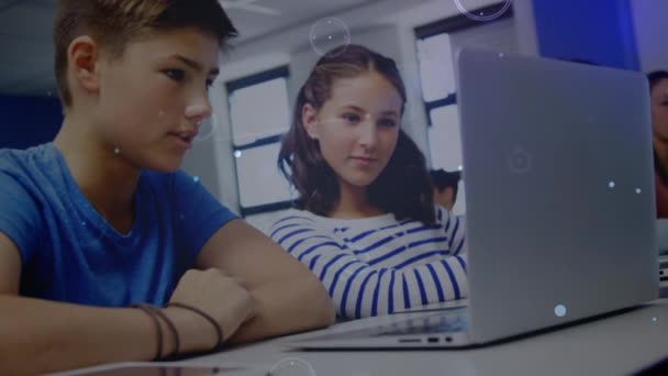 孩子们坐在桌子旁边 用笔记本电脑在背景上漂浮着的点和线上进行动画 教育和学校教育概念数字动画 — 图库视频影像
