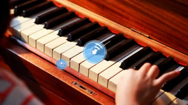 背景に無線Lanや音楽記号で接続されたドットのウェブ上でピアノを演奏する子供のアニメーション 隔離ロックダウンデジタル複合体における社会的距離と自己分離 — ストック動画
