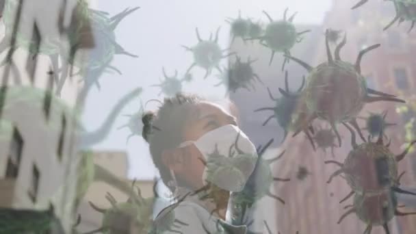 站在阳光明媚的城市街道上 携带着面具的妇女身上弥漫着巨病毒和考维德19细胞的动画 医疗公共卫生大流行病Coronavirus Covid 19疫情爆发封锁概念数字组合 — 图库视频影像