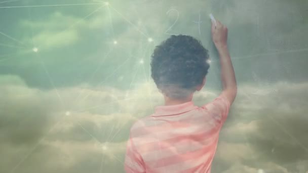 黒板に書かれた少年のアニメーション 背景には雲が連結した点の網の上に浮かんでいる 隔離ロックダウンデジタル複合体における社会的距離と自己分離 — ストック動画