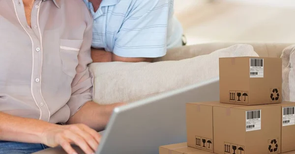 Mittlerer Abschnitt Des Paares Nutzt Laptop Computer Hause Einkaufen Online — Stockfoto