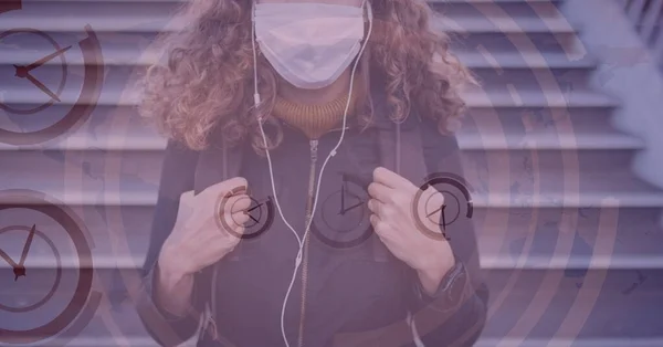 Digitális Illusztráció Egy Nőről Aki Utcán Sétál Fülhallgatót Hallgat Védőmaszkot — Stock Fotó