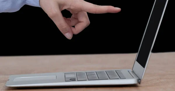女性の手を閉じる オンラインでホームショッピングでノートパソコンのコンピュータ画面を指して — ストック写真
