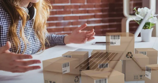 Mittelteil Der Frau Die Hause Einen Laptop Benutzt Und Online — Stockfoto