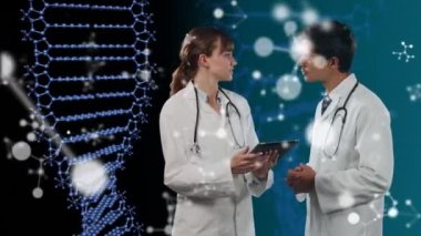DNA türleri, veri işleme ve arka planda gösterilen istatistikler üzerinde dijital tablet kullanarak tartışan iki doktorun animasyonu. Halk sağlığı salgını Coronavirus Covid 19 salgın konsepti dijital bileşik.