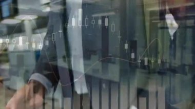 Havaalanında elinde pasaport, veri işleme üzerinde yürüyen bir adamın canlandırması. Arka planda istatistikler görülüyor. Halk sağlığı salgını Coronavirus Covid 19 salgın konsepti dijital bileşik.