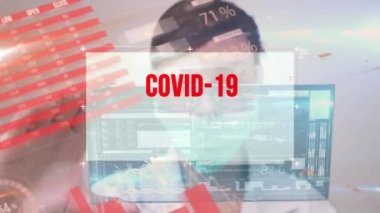 Koruyucu yüz maskesi takan kadın bilim adamının animasyonu ve Covid-19 sözcüğüyle etkileşimli ekranı tutan gözlükler. Genel halk sağlığı koronavirüsü Covid 19 salgın konsepti dijital bileşik.