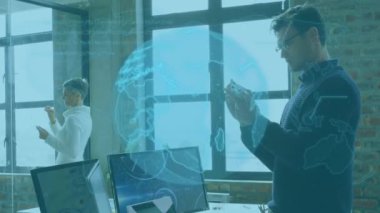 İş adamı ve iş kadınının dijital tablet ve dizüstü bilgisayarla dünya ve finansal veri işleme bürosunda canlandırılması. Küresel ağ veri kaydetme kavramı dijital bileşimi.