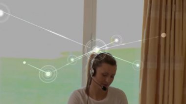 Ev bilgisayarından öğrenilen dizüstü bilgisayarla, Coronavirus Covid-19 yayılarak, kız öğrenci üzerinden bağlantı ağının animasyonu. 