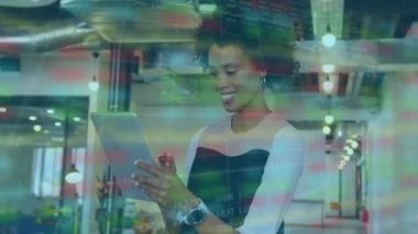 Finansal veri işleme bürosunda dijital tablet kullanan bir iş kadını animasyonu. Küresel ağ veri kaydetme kavramı dijital bileşimi.