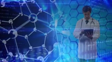 Yüzen kimyasal elementler, veri işleme ve arka planda görülen istatistikler üzerinde dijital tablet kullanan bir doktorun animasyonu. Halk sağlığı salgını Coronavirus Covid 19 salgın konsepti dijital bileşik.