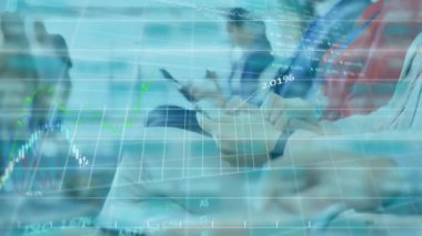 Finansal veri işleme ve kaydetme ile ilgili bir seminerde akıllı telefonlar ve dijital tabletler kullanan iş kadınları ve işadamlarının animasyonu. Küresel ağ veri kaydetme kavramı dijital bileşimi.