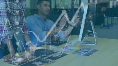 İş kadını ve işadamının bilgisayar kullanması ve mali veri işleme ve kaydetme ile ilgili bir ofiste beyin fırtınası yapması. Küresel ağ veri kaydetme kavramı dijital bileşimi.