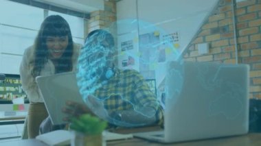 İş kadını ve işadamının dijital tablet ve dizüstü bilgisayar kullanarak dünya ve finansal veri işleme bürosunda animasyonu. Küresel ağ veri kaydetme kavramı dijital bileşimi.