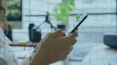 Finansal veri işleme ve kaydetme ile bir ofiste akıllı telefon kullanan bir iş kadını animasyonu. Küresel ağ veri kaydetme kavramı dijital bileşimi.