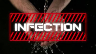 Enfeksiyon kelimesinin kırmızı çerçevede beyaz harflerle yazılması ve siyah arkaplanda ellerini yıkayan kişinin. 
