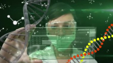 Koruyucu yüz maskesi takan kadın bilim adamı animasyonu ve interaktif ekran tutan gözlük, DNA ipliği dönen. Genel halk sağlığı koronavirüsü Covid 19 salgın konsepti dijital bileşik.