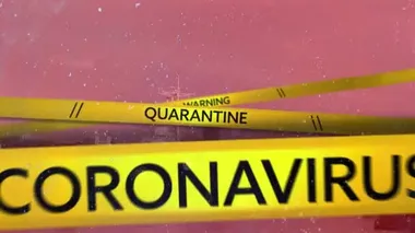 Sarı bantta yazılmış Coronavirus, Uyarı ve Karantina kelimelerinin animasyonu ve arka planda Londra şehir manzarası.